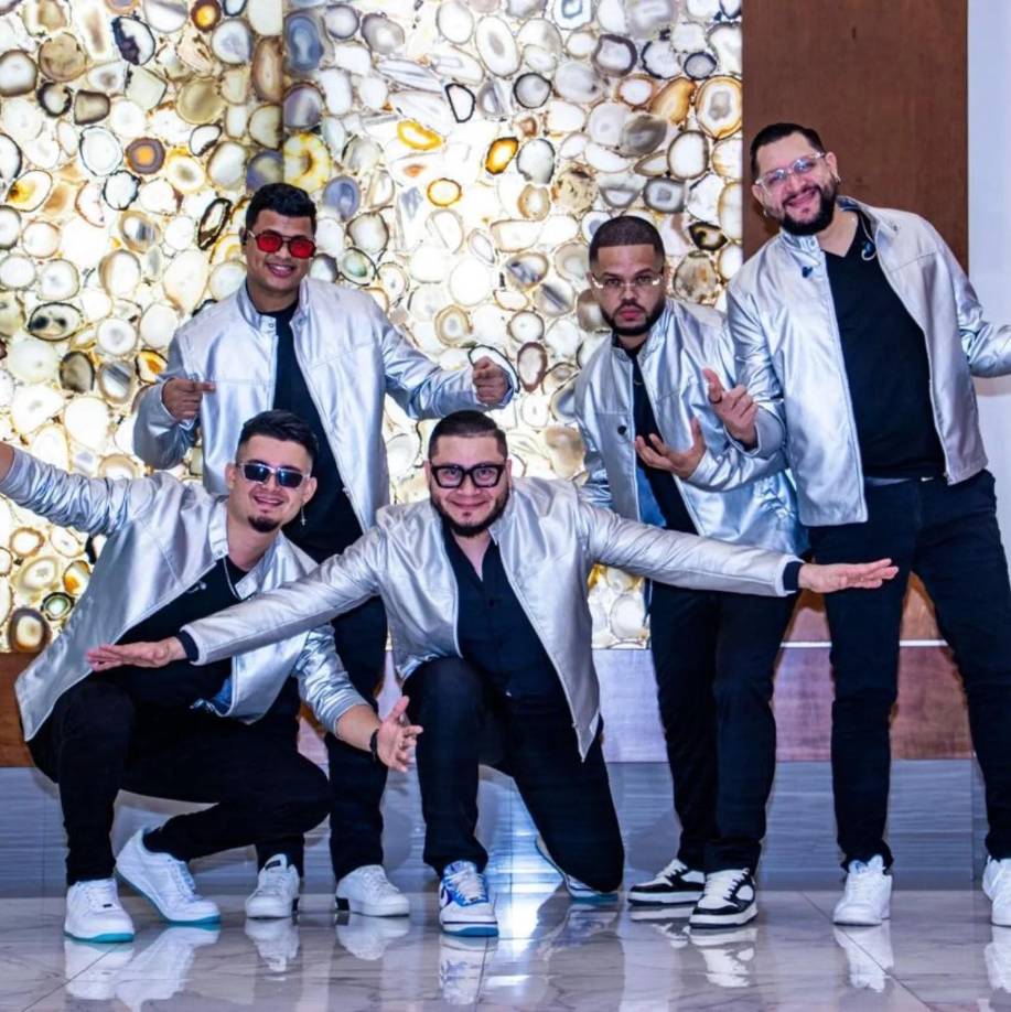 La Versátil, banda de pop, tropical y urbano, llega este viernes por la noche a La Gran Casa Blanca, frente a la fuente luminosa y el sábado al medio día pondrán a gozar a los asistentes a Expocentro.