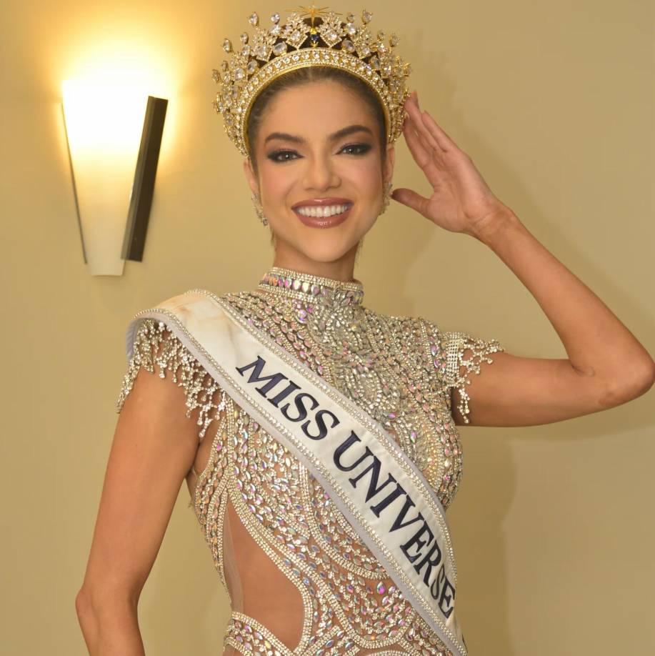 Miss Universo Ecuador: Mara Tema. Actriz y modelo, Topic participó anteriormente en Miss Grand Ecuador en 2019 y representó a su país en el certamen Miss Grand Internacional ese año, cuando se ubicó dentro del top 10. En representación de la ciudad de Guayaquil, venció a otras 24 concursantes por la corona de Miss Universo Ecuador a principios de junio. “Quiero invitar a todos a que dejen de llamarme Mara Topic Verduga y me llamen Ecuador, porque quiero que seamos una sola familia, unidos por nuestra nación, nuestra bandera y nuestros valores”, publicó en Instagram tras su triunfo.