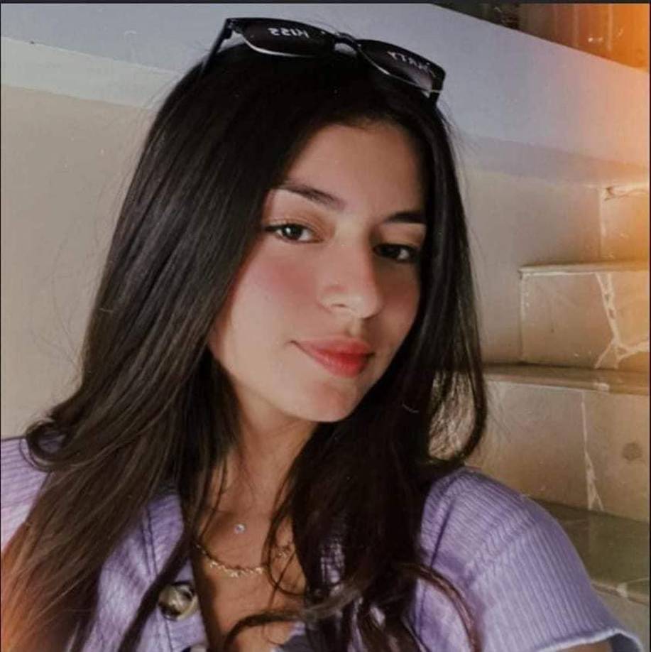 Y la otra joven, Solangie, permanecía sentada en el asiento trasero.