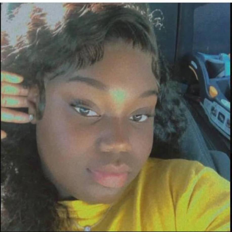 El menor había sido objeto de una búsqueda frenética después de que su madre había sido encontrada muerta en un edificio de apartamentos.