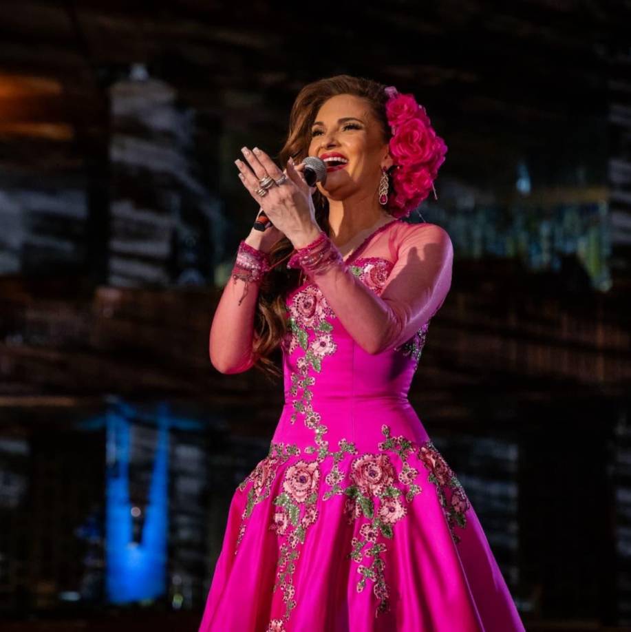 ”Amor del alma”, original de Juan Gabriel, fue el tema que Mariana Seoane le cantó a la virgen. La actriz y cantante eligió el rosado para su look y se vio fabulosa con este diseño del artista Mitzy.