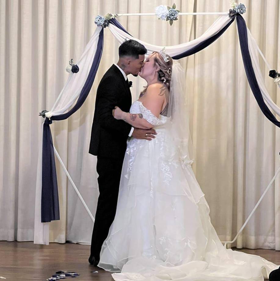 Asimismo lamentó: “He estado tratando de mantenerme ocupado, pero una vez que paro, me rompo. Esto es de lejos la cosa más difícil que me ha pasado en la vida”.