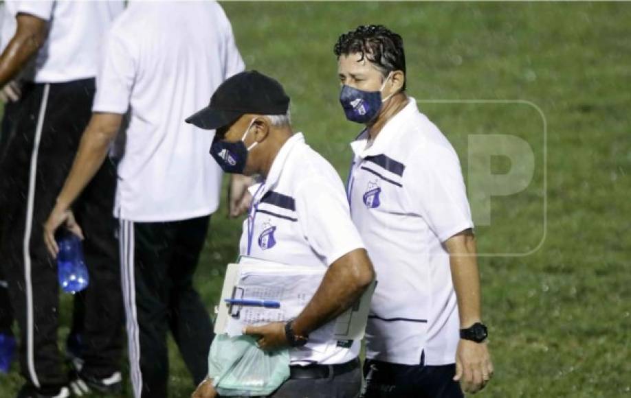Mauro Reyes y su asistente terminaron empapados tras el partido por la lluvia que cayó en El Progreso.