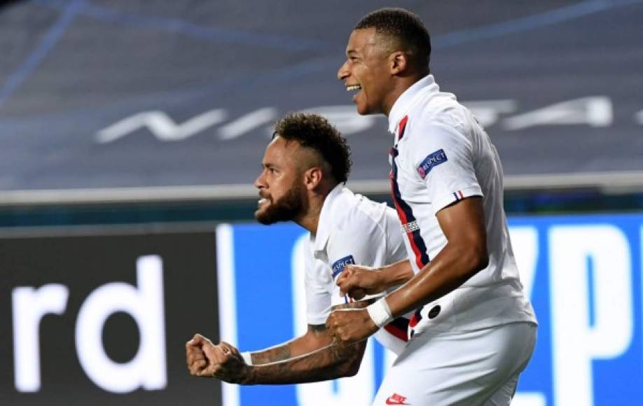 Neymar y Mbappé festejando el gol de Eric Maxim Choupo-Moting.