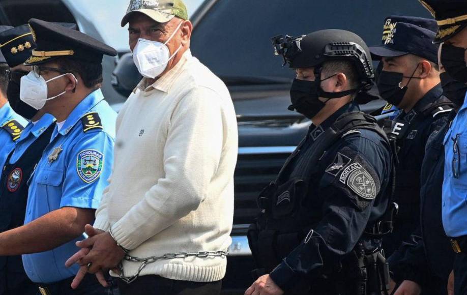 Juan Carlos Bonilla, más conocido como “El Tigre” y exjefe de la Policía Nacional hondureña, igualmente está preso en el Centro Metropolitano de Brooklyn, a la espera de su setencia, luego de declararse culpable de cargos dictados por la Fiscalía. 