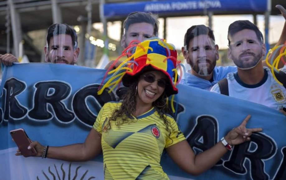 Esta colombiana no perdió la oportunidad de tomarse una foto con los hinchas argentinos con las máscaras de Messi.