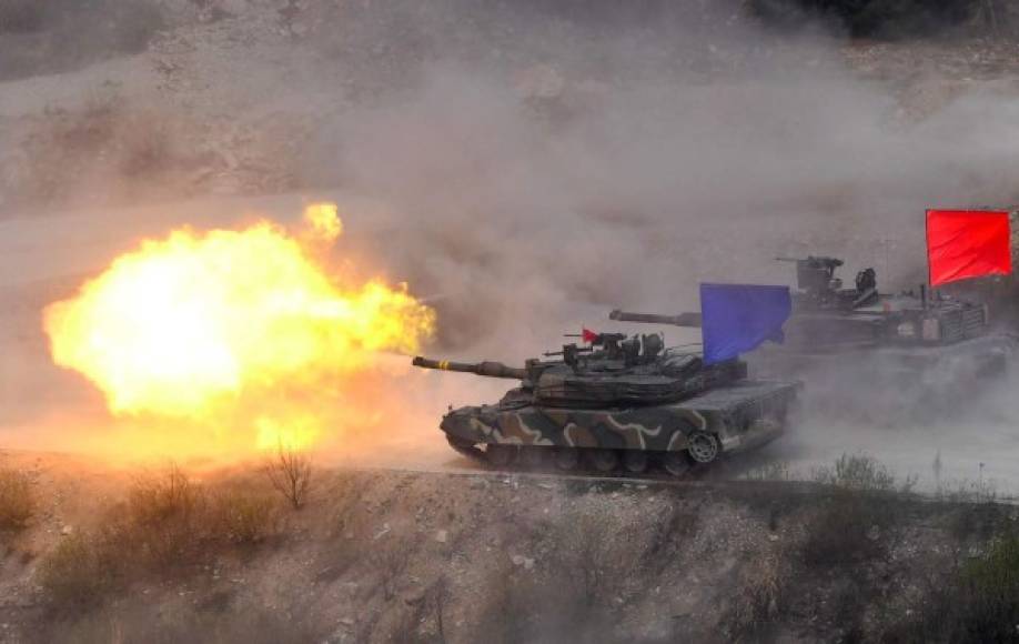 Un tanque surcoreano K1A2 tanks abre fuego durante los ejercicios militares conjuntos entre la armada de los Estados Unidos y la de Corea del Sur.