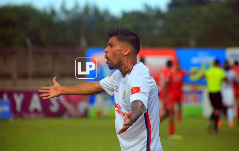 Gabriel Araújo Carvalho no la pasó bien en Tocoa contra la Real Sociedad en su debut con Olimpia.