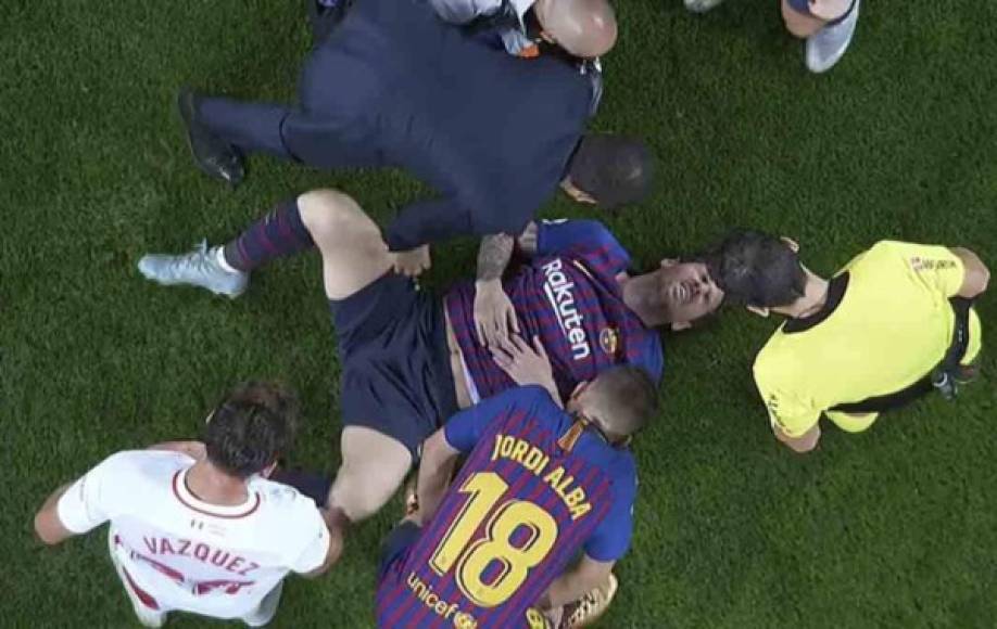 Y el momento inesperado llegó en el minuto 16. Lionel Messi se lesionó e inmediatamente se encendieron las alarmas en el FC Barcelona.
