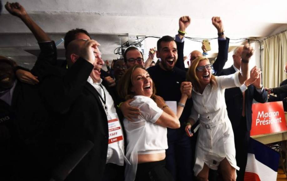 Partidarios del presidente electo celebran tras ver los resultados en Marsella, en el sur de Francia.