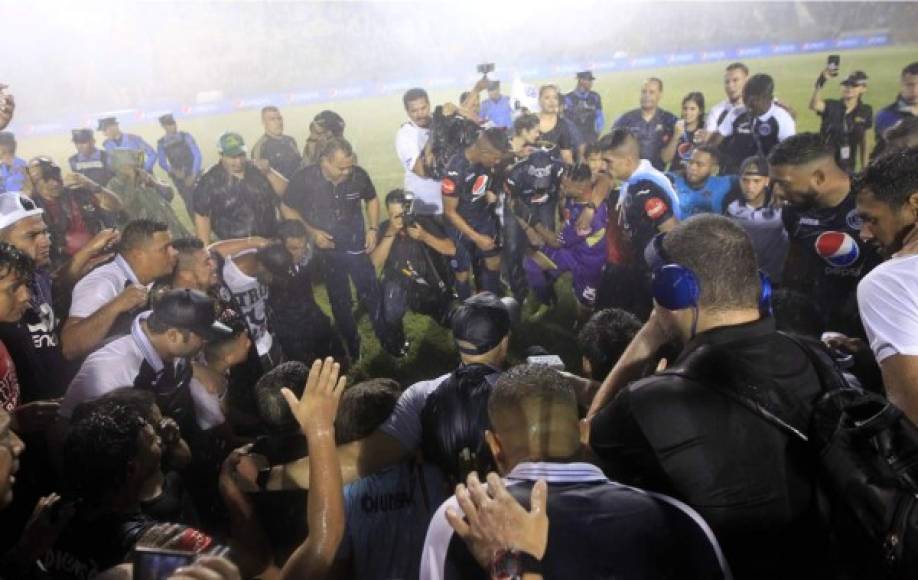 Los jugadores del Motagua realizaron una oración tras ganarle la final al Olimpia.