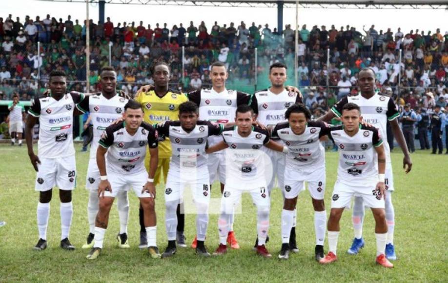El 11 titular del Santos FC posando antes de la final contra Atlético Pinares en Ocotepeque.