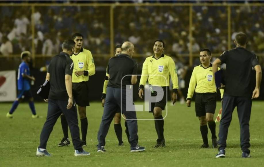 Fabián Coito se fue en busca de los árbitros al final del partido para saludarlos.