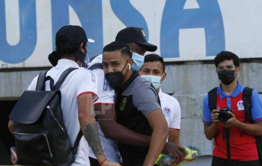 Alejandro Reyes recibió el cariño de sus excompañeros del Olimpia.