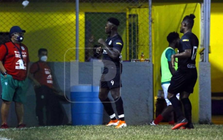 El colombiano Rafael Agámez marcó de penal y festejó el gol con este bailecito frente a los suplentes del Marathón.