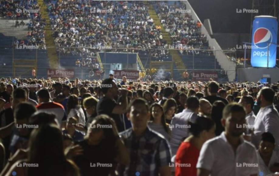 El estadio Francisco Morazán lució abarrotado de fanáticos del género que llegaron de distintas partes de Honduras.