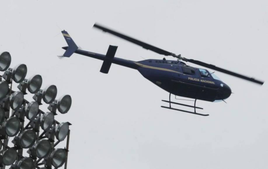 Hasta un helicóptero de la Policía Nacional estuvo dando seguridad a los australianos.