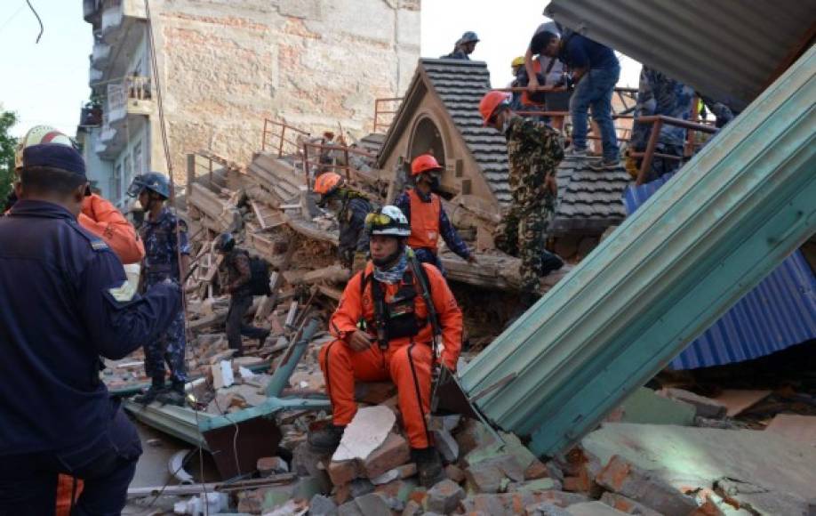 Los equipos de rescate continúan en la búsqueda de víctimas tras el nuevo terremoto que afectó esta madrugada a Nepal.