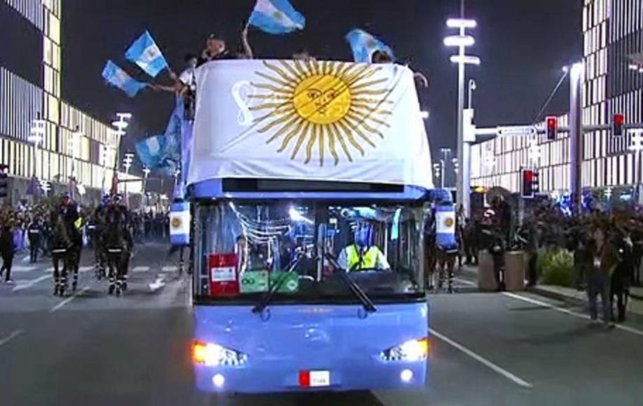 En Doha se vivió un espectacular desfile al que se dieron cita miles de personas para despedir a los campeones del mundo.