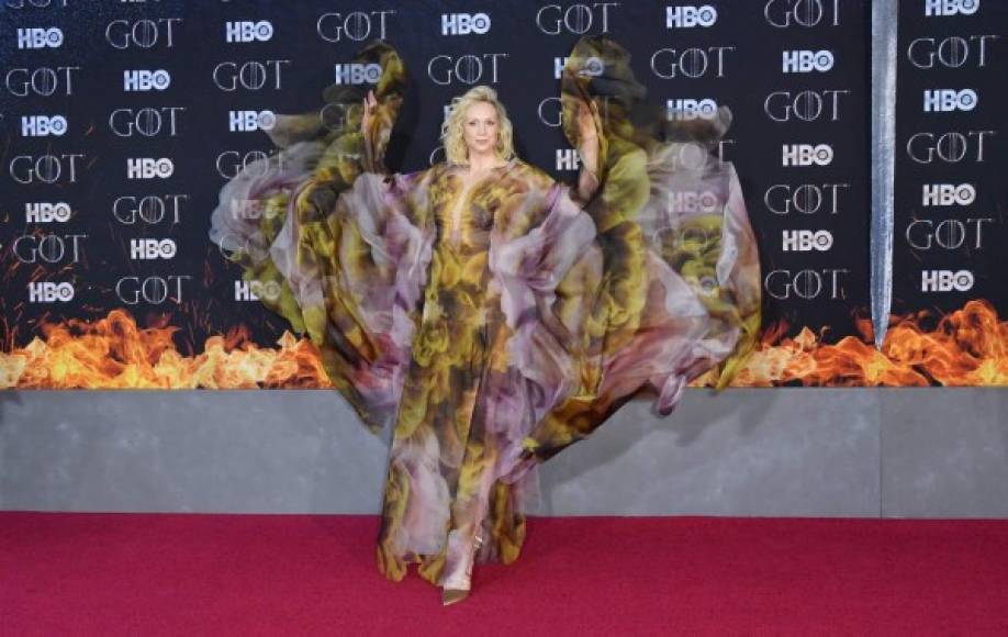Una de las estrellas más queridas de la serie Juego de Tronos es Gwendoline Christie que interpreta a Brienne de Tarth.<br/><br/>La actriz acaparó todas las miradas en la alfombra roja de la serie en Nueva York con un vestido llameante de la firma Iris Van Herpen, perteneciente a la colección de alta costura Primavera 2019.