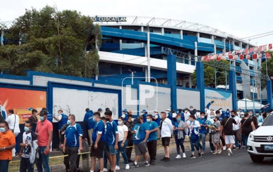 Enormes filas de los aficionados salvadoreños para entrar al estadio Cuscatlán de San Salvador.