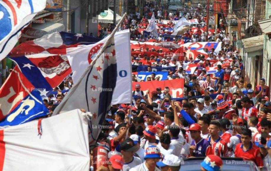La barra del Olimpia armó una verdadera fiesta en las calles de Tegucigalpa y te presentamos las imágenes de su llegada al estadio Nacional para el clásico ante Motagua. Fotos Ronald Aceituno.