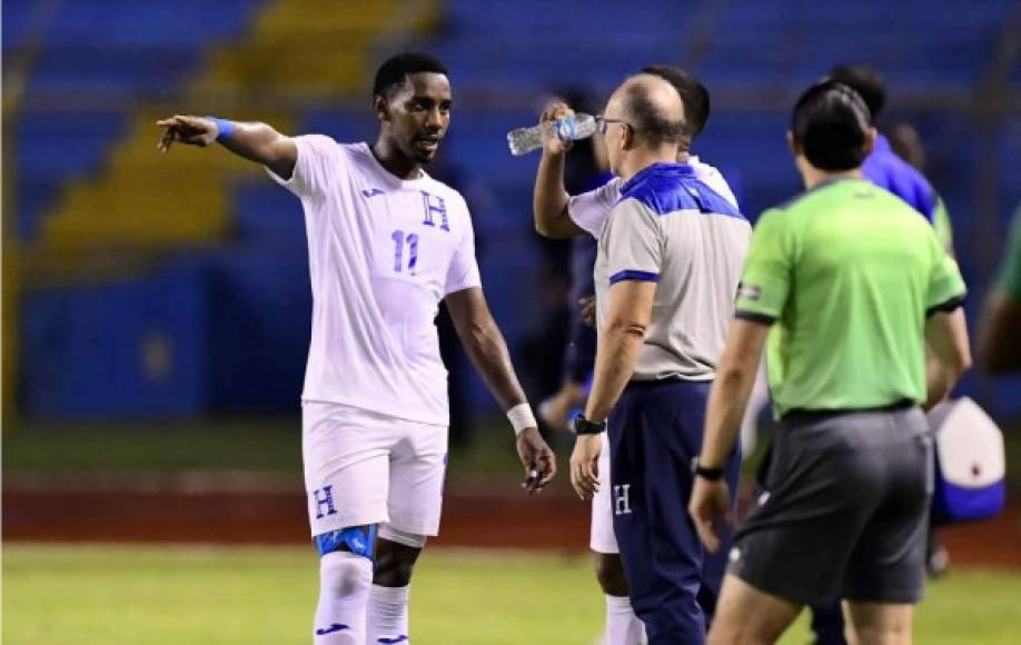 Bryan Róchez recibiendo indicaciones de Fabián Coito.