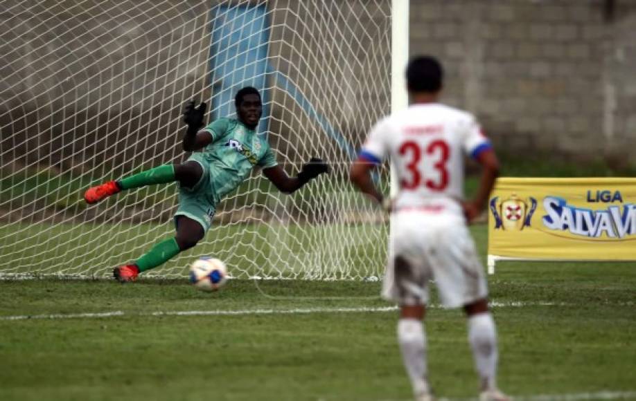 Julani Archibald se tira a su lado izquierdo en el lanzamiento de penal de Jerry Bengtson que marcó el 1-2 del Olimpia.