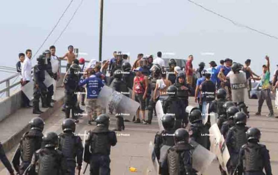 La Policía Nacional y Militar trataron de separar a las dos barras.