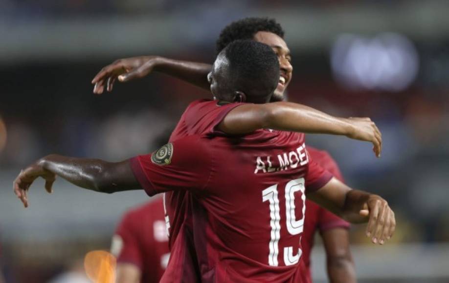 Homan Ahmed celebrando su primer gol con la Selección de Qatar con su compañero Almoez Ali.
