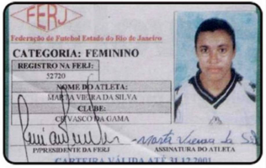 Inició su andadura en el fútbol en el equipo juvenil del Centro Sportivo Alagoano, de su ciudad natal (Alagoas, Brasil). Dio el paso al fútbol profesional en el año 2000 con 14 años incorporándose al Vasco da Gama. En el equipo brasileño estuvo durante dos temporadas. Las dos siguientes defendió la camiseta del Santa Cruz-MG.