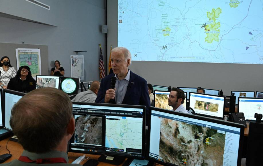 El presidente de Estados Unidos, Joe Biden, sobrevoló el sábado algunos de los incendios y se reunió con las autoridades meteorológicas de Nuevo México.