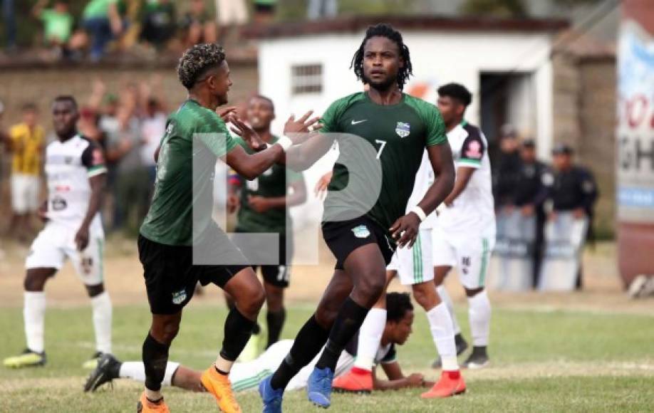 Santos Solórzano, con la camiseta número 7, le dio el empate al Atlético Pinares.