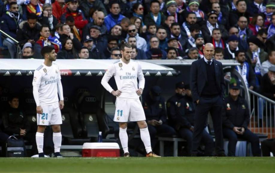 Marco Asensio y Gareth Bale antes de entrar de cambio al campo, cuando el marcador estaba 0-2.