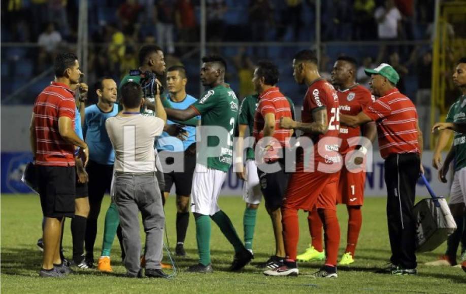 Los jugadores del Marathón protestaron contra el arbitraje tras el penal pitado a favor del Real España.