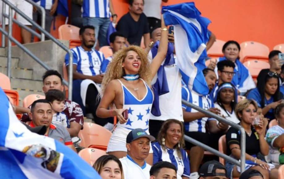 ¿Quién es? Esta bella colocha se robó las miradas en las gradas del estadio BBVA Compass. Llegó bien identificada con los colores de Honduras.