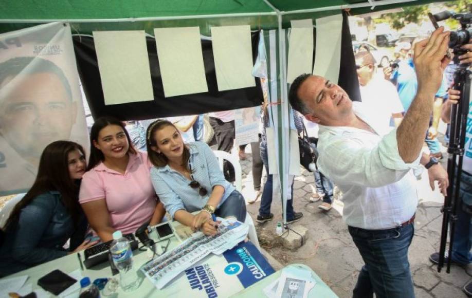 El alcalde de San Pedro Sula, Armando Calidonio, tras ejercer el sufragio en la escuela Valle de Sula de la colonia Jardines del Valle aprovechó para tomarse una selfie con estas chicas guapas.