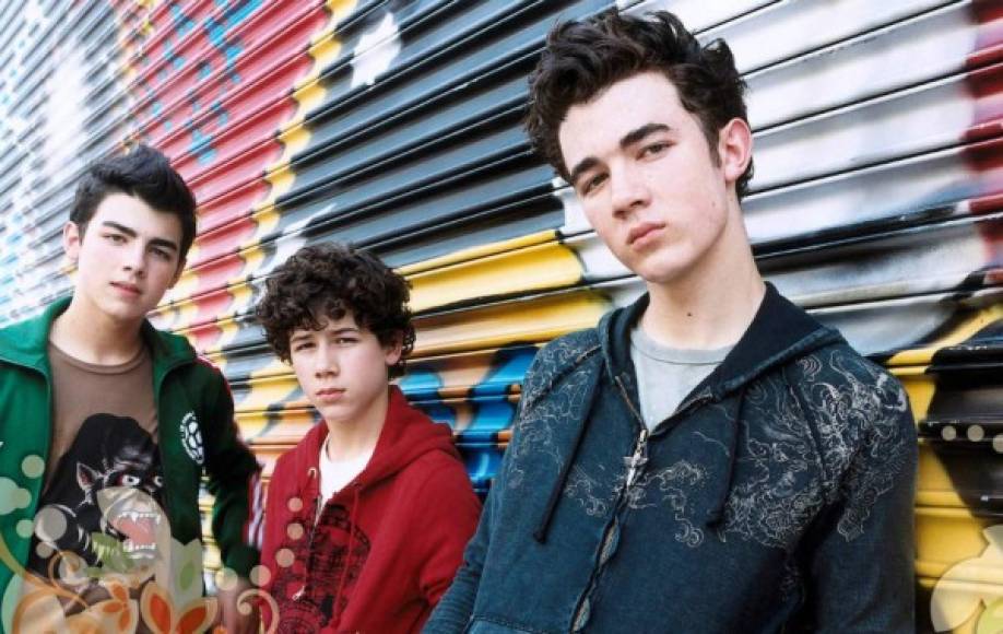 Los Jonas Brothers causaron furor al anunciar que se reúnen para estrenar su primer sencillo en casi seis años. Los tres hermanos lanzarán su nueva canción, 'Sucker', este viernes a la medianoche.<br/><br/><br/>
