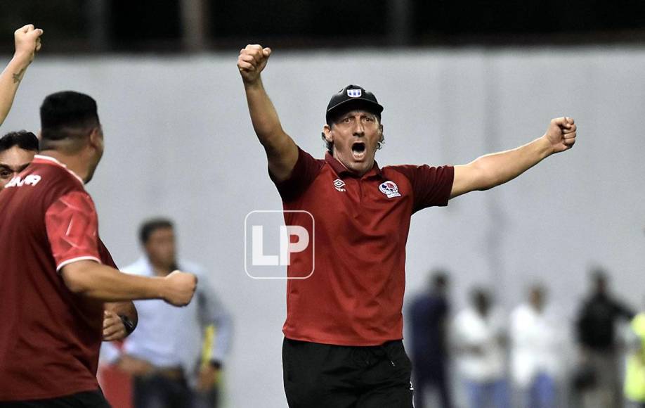 Muy eufórico gritó Pedro Troglio los goles del Olimpia ante el Motagua.