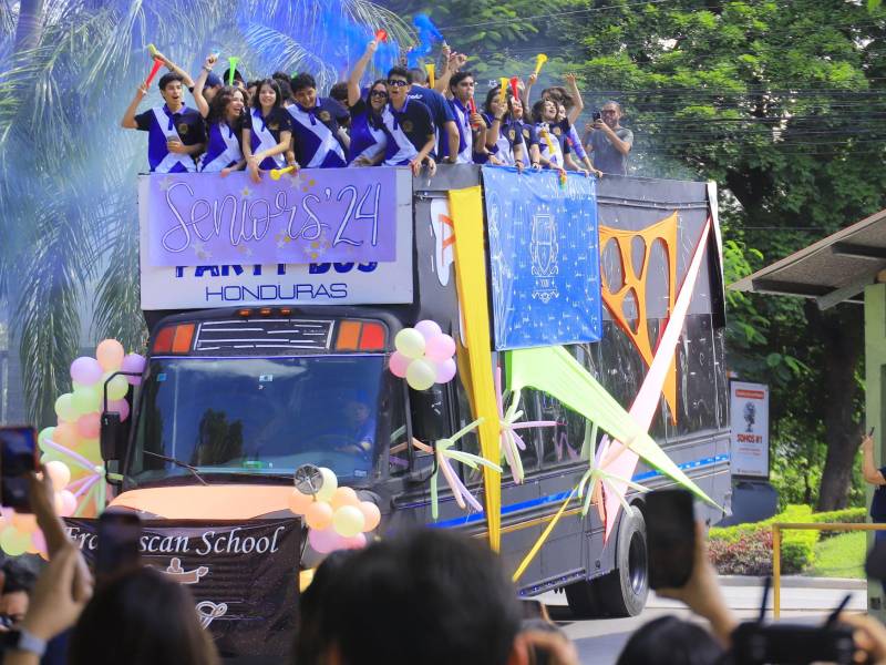 Los estudiantes de último año de la Franciscan School celebraron su entrada, previo al inicio de clases. Un total de 38 jovencitos llegaron en una carroza decorada, la cual destacó por las calles de SPS. Al llegar al instituto, los seniors fueron recibidos con ovaciones por parte de algunos padres de familia, docentes y demás alumnos del mencionado centro educativo.