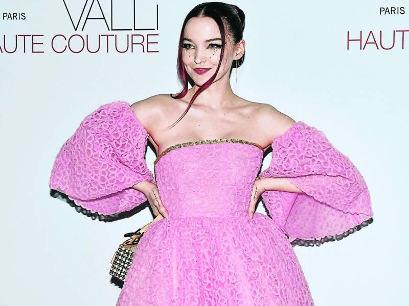 La cantante Dove Cameron luce sensacional con su look con aplicaciones con brillos.