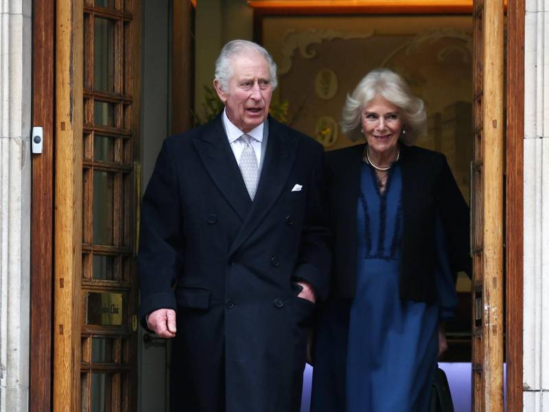 Foto del rey Carlos III de Gran Bretaña cuando sale de la Clínica de Londres con la reina Camilla en Londres, Gran Bretaña, el 29 de enero de 2024. El rey Carlos III abandonó el hospital tras recibir tratamiento por agrandamiento de la próstata.