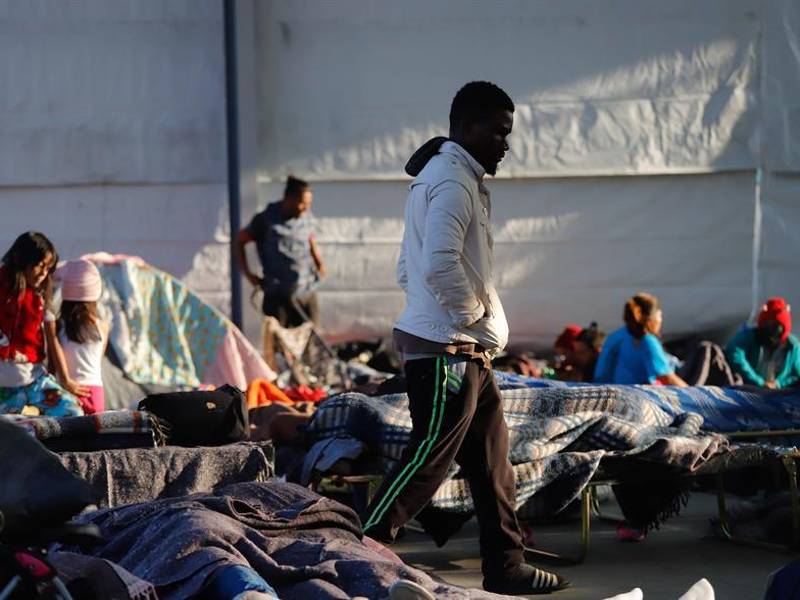 Un grupo de personas de la Caravana migrante mientras descansan en el albergue la Casa del Peregrino, en la Ciudad de México.