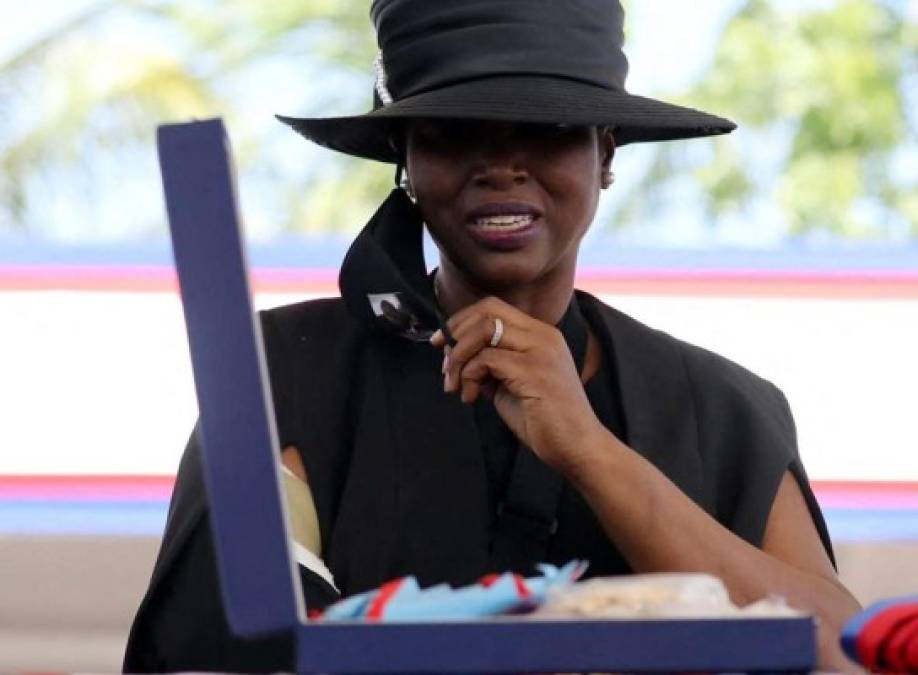 Martine Moise, la viuda del presidente haitiano Jovenel Moise, asesinado el pasado 7 de julio, está considerando postularse a la Presidencia del país, según aseguró en una entrevista publicada este viernes por The New York Times, en la que habla por primera vez del magnicidio.