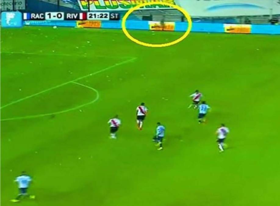 Durante el partido entre Racing Club y River Plate en Argentino se pudo ver per televisión como una figura recorría toda la banda del terreno de juego.