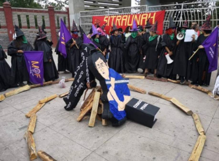 Algunos con disfraces de brujas quemaron una maqueta del nuevo Código Penal que entra en vigencia en noviembre próximo.