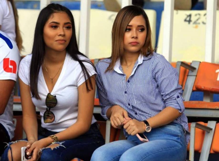 Bellas chicas en las gradas del estadio Nacional.