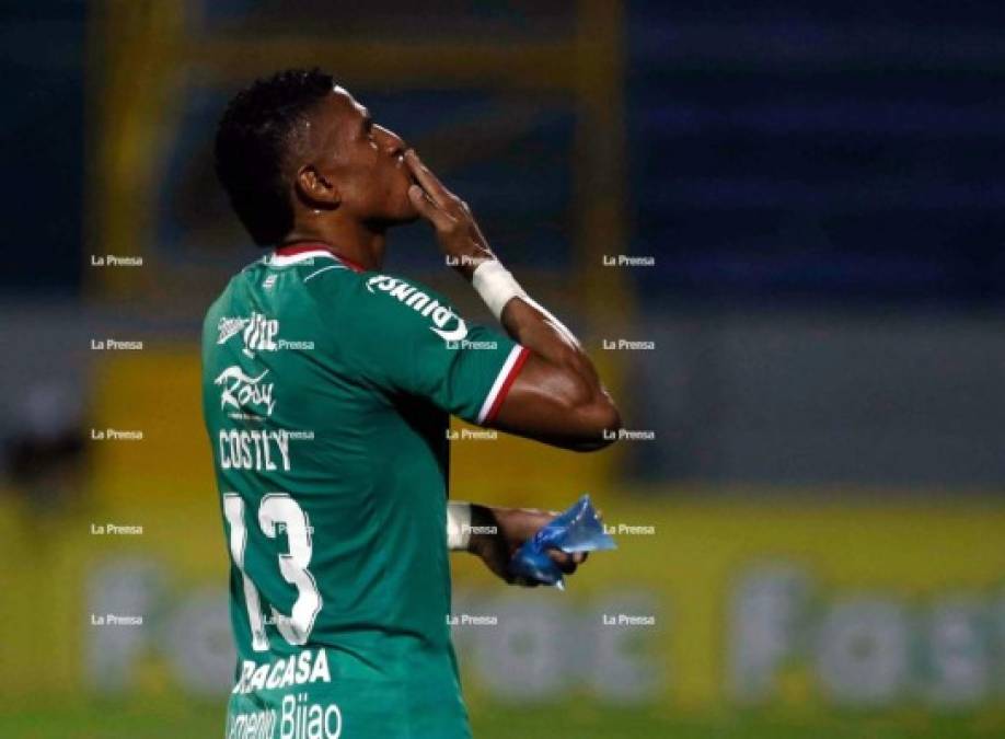 Costly finalizó su festejo con una dedicación del gol para su esposa.