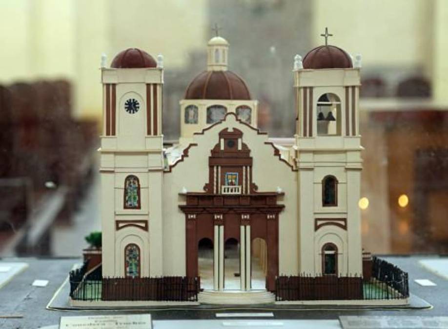 MAQUETA DE LA CATEDRAL.Fue elaborada por un grupo de estudiantes de arquitectura de la Universidad de San Pedro Sula con motivo de la fiesta de San Pedro. Se encuentra en una urna de vidrio.