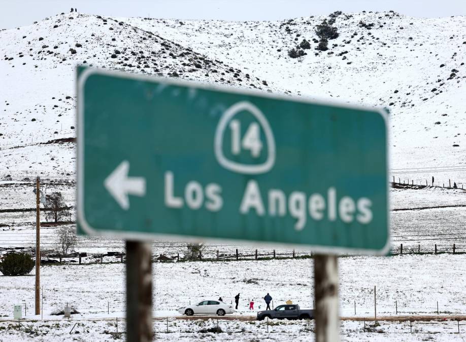 La nieve y las ráfagas de viento cortaron el suministro de electricidad, dejando a 100.000 clientes en <b>California</b> sin servicio, según el portal poweroutage.us.